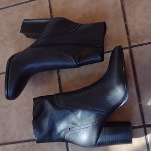 Brand new without box women's leather Gibson Latimer classic bootie. Sz:9